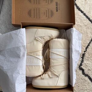 Brand new moon boots